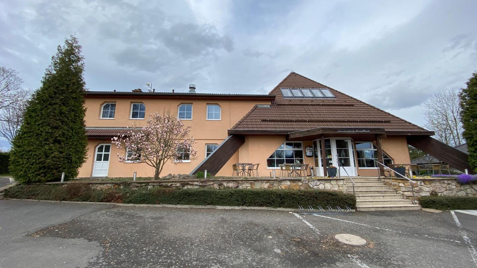 Restaurace Pyramida Hotell Karlsbad Exteriör bild